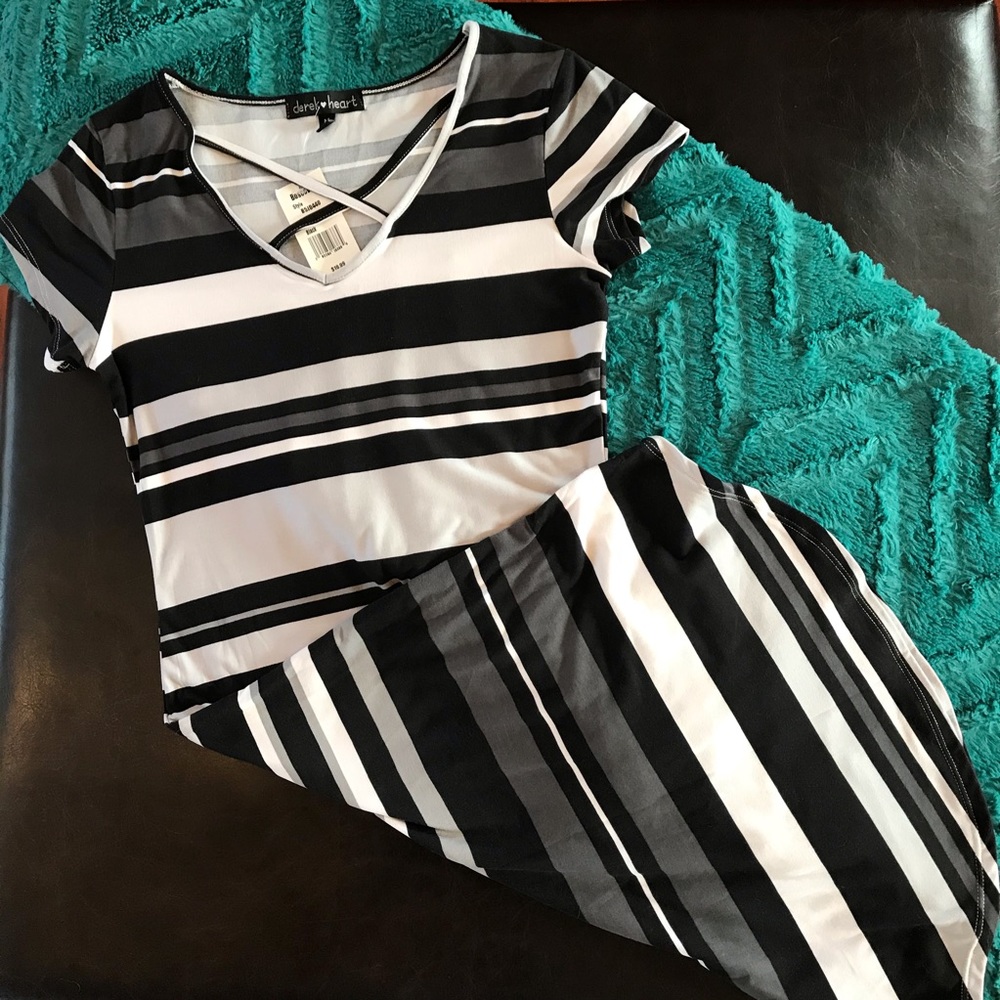 Junior’s Derek Heart Strappy V-Neck Shirt Dress